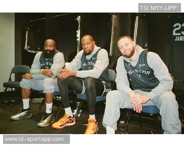 哈登晒世界杯用球合照引发中文译名三重浪热潮