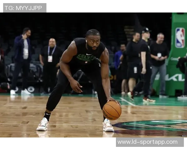 杰伦布朗称赞球队篮板保护表现出色为胜利奠定基础