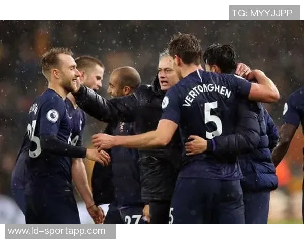 迪亚斯激情滑跪庆祝倒地助攻与补时绝杀展现战斗精神至最后一刻